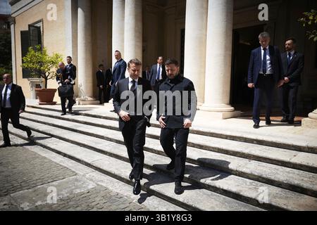 Rome, Italie. 26 avril 2025. Le président ukrainien Volodymyr Zelenskyy, à droite, marche avec le président français Emmanuel Macron, à gauche, après les funérailles du pape François, le 26 avril 2025 à Rome, en Italie. Crédit : Présidence ukrainienne/Bureau de presse présidentiel ukrainien/Alamy Live News Banque D'Images
