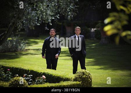 Rome, Italie. 26 avril 2025. Le président ukrainien Volodymyr Zelenskyy, à gauche, s’entretient avec le président français Emmanuel Macron, à droite, après les funérailles du pape François, le 26 avril 2025 à Rome, en Italie. Crédit : Présidence ukrainienne/Bureau de presse présidentiel ukrainien/Alamy Live News Banque D'Images