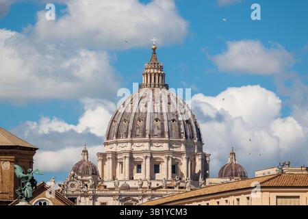 Rome, Italie. 26 avril 2025. Le dôme de la basilique Pierre le jour des funérailles pour la mort du pape François. (Photo de Gennaro Leonardi/Pacific Press) crédit : Pacific Press Media production Corp./Alamy Live News Banque D'Images