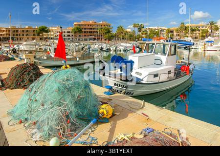Port de plaisance et port de pêche de Colonia de Sant Jordi, ses Salines, Migjorn, Majorque, Îles Baléares, Espagne. Banque D'Images