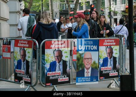Londres, Royaume-Uni. 26 avril 2025. Les citoyens d'outre-mer votent aux élections fédérales australiennes au Haut-commissariat australien dans le Strand avant le jour du scrutin du 3 mai Un flot régulier de personnes a été vu faire la queue car ce sera le seul jour de week-end dans la période de vote, et des travailleurs du parti du Parti travailliste australien, libéral et un candidat indépendant ont été repérés distribuant des itératures aux passants. Crédit : onzième heure photographie/Alamy Live News Banque D'Images