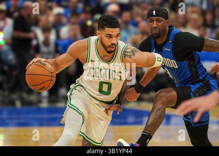 Orlando, Floride, États-Unis, 25 avril 2025, L'attaquant des Celtics de Boston, Jayson Tatum #0, s'avance au Kia Center. (Crédit photo : Marty Jean-Louis/Alamy Live News Banque D'Images