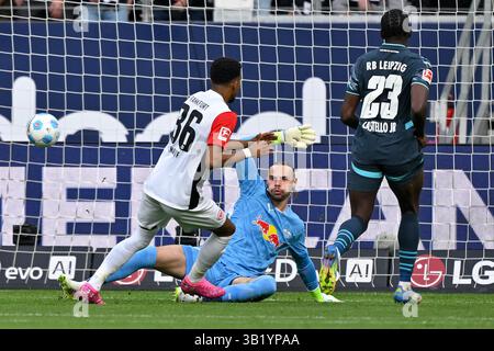 Francfort, Allemagne. 26 avril 2025. Ansgar Knauff (G) de l'Eintracht Francfort tire pour marquer lors du match de première division allemande de Bundesliga entre l'Eintracht Francfort et le RB Leipzig à Francfort, Allemagne, le 26 avril 2025. Crédit : Ulrich Hufnagel/Xinhua/Alamy Live News Banque D'Images