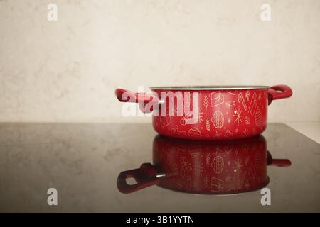 Pot de cuisson avec un design festif sur un comptoir de cuisine élégant Banque D'Images