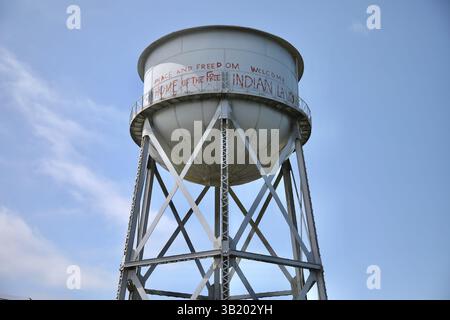 San Francisco, Californie, États-Unis. 23 avril 2025. Le château d'eau d'Alcatraz est photographié. On peut lire l'inscription ''paix et liberté. Bienvenue. Maison de la terre indienne libre, '' datant de l'occupation amérindienne de l'île d'Alcatraz entre 1969 et 1971. L'île d'Alcatraz est une île située dans la baie de San Francisco, en Californie, aux États-Unis, qui a servi de prison fédérale de haute sécurité entre 1934 et 1963. Il a depuis été converti en site historique géré par le National Park Service des États-Unis. (Crédit image : © Apolline Guillerot-Malick/SOPA images via ZUMA Press Wire) ÉDITEUR Banque D'Images