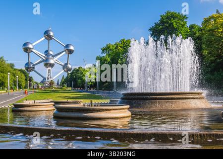 8 juin 2024 : vue générale de l'Atomium, un bâtiment moderniste emblématique situé à Bruxelles, Belgique Banque D'Images