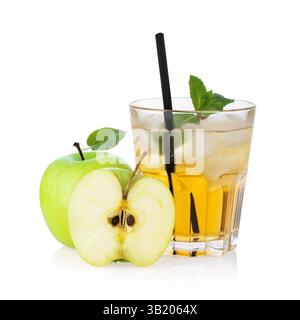Cidre de boisson alcoolisée de pomme avec de la glace et des fruits isolés sur fond blanc Banque D'Images