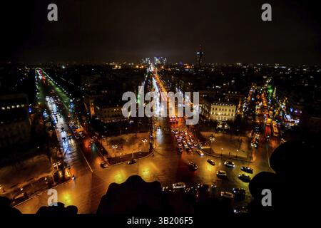 Vue de l'Arc de triomphe la nuit, photo image une belle vue panoramique de la ville métropolitaine de Paris Banque D'Images
