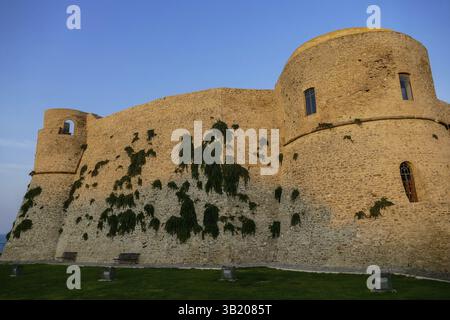 La ville d'Ortona en Italie sur la mer Adriatique avec grand port château médiéval et le centre historique de nice région Abruzzes Banque D'Images