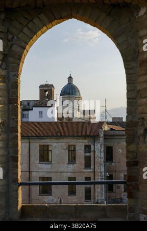 La ville d'Ortona en Italie sur la mer Adriatique avec grand port château médiéval et le centre historique de nice région Abruzzes Banque D'Images
