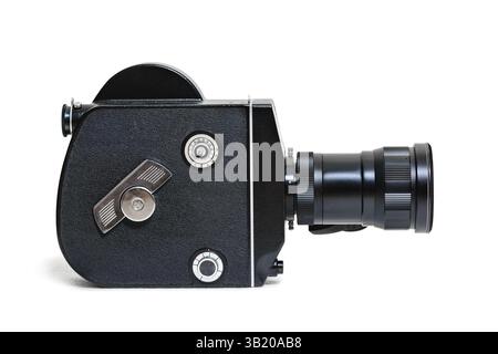 Gros plan détail de la vieille caméra de cinéma vintage soviétique 8mm isolé sur fond blanc Banque D'Images