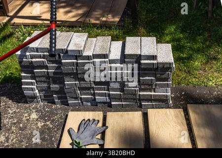 Cubes de granit gris empilés dans le jardin, préparation pour la pose de carreaux et de cubes sur la véranda dans le jardin Banque D'Images