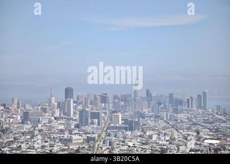 San Francisco, États-Unis. 22 avril 2025. Le quartier financier de San Francisco en Californie, aux États-Unis, est illustré. Crédit : SOPA images Limited/Alamy Live News Banque D'Images