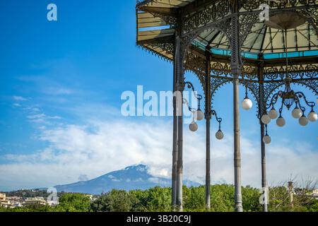 Vue de l'Etna depuis Villa Bellini, Catane, Sicile, Italie, avec un kiosque à musique au premier plan Banque D'Images