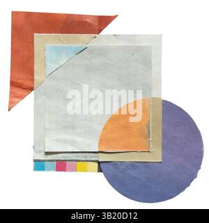 Boîte de texte de forme géométrique abstraite faite de papier journal sur fond blanc avec chemin de détourage Banque D'Images