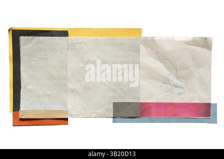 Boîte de texte de forme géométrique abstraite faite de papier journal sur fond blanc avec chemin de détourage Banque D'Images