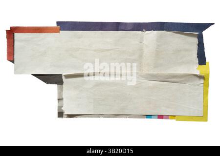 Boîte de texte de forme géométrique abstraite faite de papier journal sur fond blanc avec chemin de détourage Banque D'Images