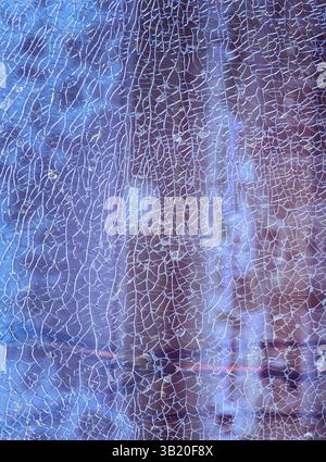 Newcastle, Royaume-Uni - 11 avril 2025 - fissures sur le fond de la surface de verre. Texture du verre trempé brisé trop de petits morceaux de forme irrégulière HOL Banque D'Images
