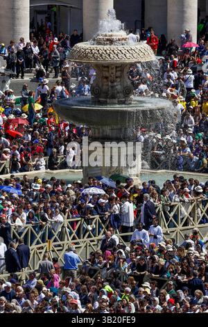 Foules lors des funérailles du pape François à la place Pierre le 26 avril 2025 à la Cité du Vatican, Vatican. Le pape François est décédé le 21 avril à l’âge de 88 ans. Né en Argentine sous le nom de Jorge Mario Bergoglio, il a été le premier latino-américain et le premier jésuite à devenir pape lorsqu'il a été élu en 2013. Prenant le nom de François d'après Saint François d'assise, il promut une version plus humble de la papauté que beaucoup de ses prédécesseurs. Il sera enterré à l'extérieur du Vatican dans un simple cercueil en bois à la basilique Santa Maria Maggiore. Banque D'Images