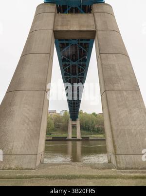 Newcastle, Royaume-Uni - 12 avril 2025 - perspective de pilier de béton de fondation et construction de treillis en acier avec membrures de boîte fabriquées de la Reine Banque D'Images