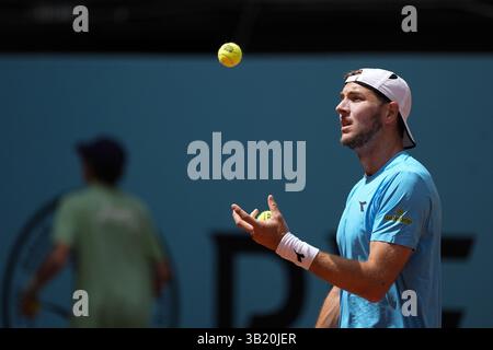Madrid, Espagne. 26 avril 2025. Jan-Lennard Struff d'Allemagne en action contre Stefanos Tsitsipas de Grèce lors du Mutua Madrid Open 2025, ATP Masters 1000 et WTA 1000, tournoi de tennis le 26 avril 2025 à Caja Magica à Madrid, Espagne crédit : Agence photo indépendante/Alamy Live News Banque D'Images