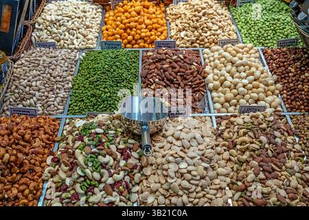 Différents types de noix et de fruits secs vus sur un marché à Barcelone, Espagne Banque D'Images