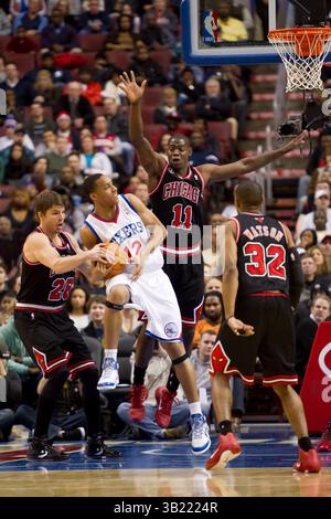 7 janvier 2011 : le garde-tireur des 76ers de Philadelphie Evan Turner (12 ans) monte pour le tir alors que le garde-tireur des Chicago Bulls Kyle Korver (26 ans) cherche à dépouiller le ballon alors que le garde-tireur Ronnie Brewer (11 ans) cherche à bloquer le tir et le garde-tireur C.J. Watson (32 ans) regardant pendant le match NBA entre les Chicago Bulls et les 76ers de Philadelphie au Wells Fargo Center à Philadelphie, Pennsylvanie. Les 76ers ont battu les Bulls, 105-99.(image crédit : © Chris Szagola/Cal Sport Media/ZUMAPRESS.com) Banque D'Images