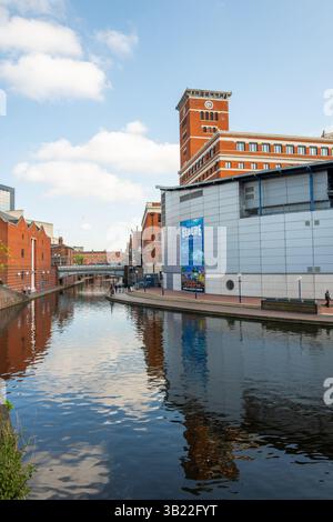 L'extérieur de la Birmingham Sea Life sur le côté du canal Fazeley. Banque D'Images