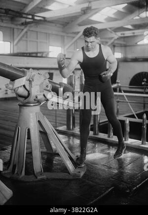06 juin 1920 - États-Unis - Boxer JACK DEMPSEY (1895-1983) WILLIAM HARRISON DEMPSEY, 'The Manassa Mauler', était un boxeur américain qui a tenu le titre mondial des poids lourds de 1919 à 1926. Le style agressif de Dempsey et sa puissance de frappe exceptionnelle ont fait de lui l'un des boxeurs les plus populaires de l'histoire. Beaucoup de ses combats ont établi des records financiers et de fréquentation, y compris la première porte d'un million de dollars. Date exacte inconnue. . (Crédit image : © BuyEnlarge/ZUMAPRESS.com) Banque D'Images