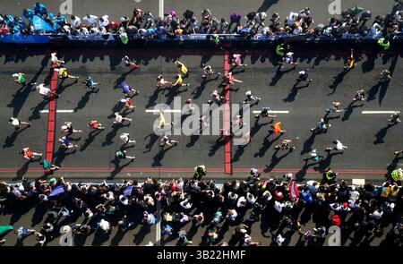 Une vue générale de l'intérieur de la fenêtre d'observation au-dessus de Tower Bridge de la course de participation de masse pendant le marathon de Londres TCS. Date de la photo : dimanche 27 avril 2025. Banque D'Images