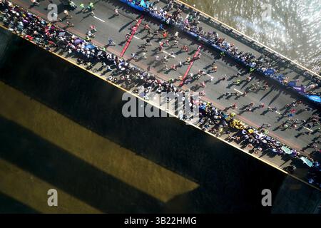 Une vue générale de l'intérieur de la fenêtre d'observation au-dessus de Tower Bridge de la course de participation de masse pendant le marathon de Londres TCS. Date de la photo : dimanche 27 avril 2025. Banque D'Images