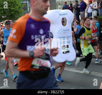 Londres, Royaume-Uni. 27 avril 2025. Coureur habillé comme un os soutenant sarcoma UK n le TCS London Marathon 2025 pendant le TCS London Marathon le 27 avril 2025 à Londres, Angleterre, Royaume-Uni crédit : Andrew Sumner/Alamy Live News Banque D'Images