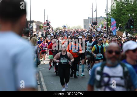 Londres, Royaume-Uni. 27 avril 2025. Coureurs du TCS London Marathon 2025 pendant le TCS London Marathon le 27 avril 2025 à Londres, Angleterre, Royaume-Uni crédit : Andrew Sumner/Alamy Live News Banque D'Images