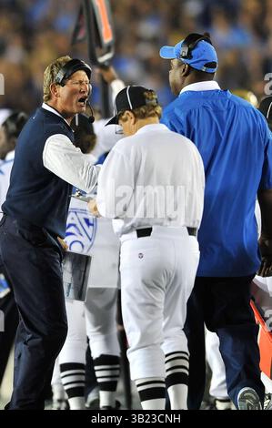 18 septembre 2010 Pasadena, CA..L'entraîneur-chef des Bruins de l'UCLA Rick Neuheisel lors du match de football contre les Cougars de Houston au Rose Bowl le 18 septembre 2010 à Pasadena, Californie..L'UCLA bat Houston 31-13.Louis Lopez/CSM(Credit image : © Louis Lopez/Cal Sport Media/ZUMApress.com) Banque D'Images