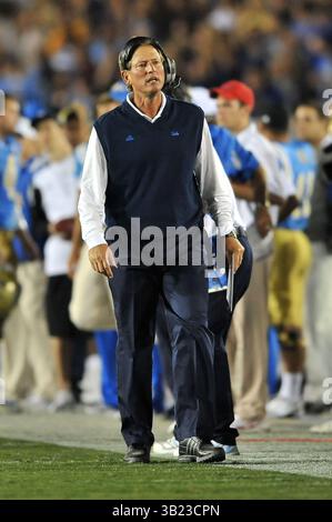 18 septembre 2010 Pasadena, CA..L'entraîneur-chef des Bruins de l'UCLA Rick Neuheisel lors du match de football contre les Cougars de Houston au Rose Bowl le 18 septembre 2010 à Pasadena, Californie..L'UCLA bat Houston 31-13.Louis Lopez/CSM(Credit image : © Louis Lopez/Cal Sport Media/ZUMApress.com) Banque D'Images