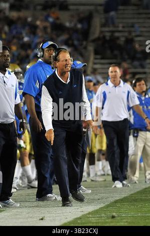 18 septembre 2010 Pasadena, CA..L'entraîneur-chef des Bruins de l'UCLA Rick Neuheisel lors du match de football contre les Cougars de Houston au Rose Bowl le 18 septembre 2010 à Pasadena, Californie..L'UCLA bat Houston 31-13.Louis Lopez/CSM(Credit image : © Louis Lopez/Cal Sport Media/ZUMApress.com) Banque D'Images