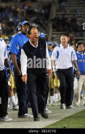 18 septembre 2010 Pasadena, CA..L'entraîneur-chef des Bruins de l'UCLA Rick Neuheisel lors du match de football contre les Cougars de Houston au Rose Bowl le 18 septembre 2010 à Pasadena, Californie..L'UCLA bat Houston 31-13.Louis Lopez/CSM(Credit image : © Louis Lopez/Cal Sport Media/ZUMApress.com) Banque D'Images