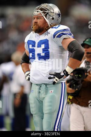 19 septembre 2010 : le gardien des Dallas Cowboys Kyle Kosier #63 revient dans l'équipe après avoir été blessé dans un match de football de la NFL entre les Dallas Cowboys et les Chicago Bears au Cowboys Stadium d'Arlington, TX Chicago a battu Dallas 27 à 20(crédit image : © Albert Pena/Cal Sport Media/ZUMApress.com) Banque D'Images