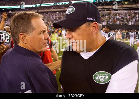 19 septembre 2010 : Rex Ryan, entraîneur-chef des jets de New York, se séparant de Bill Belichick, entraîneur-chef des Patriots de New England, après le match de NFL entre les Patriots de New England et les jets de New York au New Meadowlands Stadium à East Rutherford, New Jersey. Les jets ont battu les Patriots, 28-14.(image crédit : © Chris Szagola/Cal Sport Media/ZUMApress.com) Banque D'Images