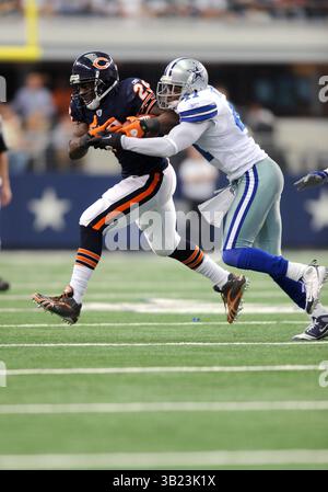 19 septembre 2010 : Chicago Bears Running Back Chester Taylor (29) est poursuivi par 41d lors d'un match de football NFL entre les Cowboys de Dallas et les Bears de Chicago au Cowboys Stadium d'Arlington, TX Chicago a battu Dallas 27-20(crédit image : © Albert Pena/Cal Sport Media/ZUMApress.com) Banque D'Images