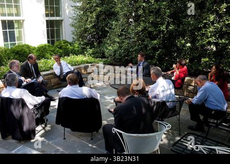 07 septembre 2010 - Washington, District of Columbia, États-Unis - le président BARACK OBAMA rencontre des conseillers principaux dans un patio à l'extérieur du bureau ovale. (Crédit image : © Pete Souza/Maison Blanche/ZUMApress.com) Banque D'Images