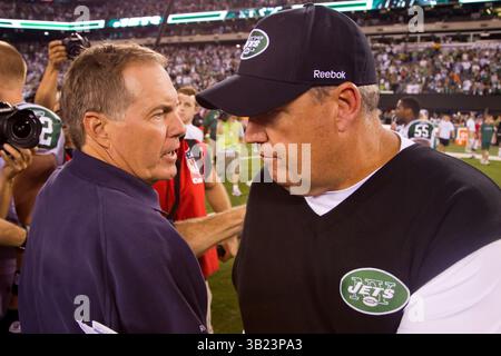 19 septembre 2010 : Bill Belichick, entraîneur-chef des New England Patriots, avec quelques mots de départ pour l'entraîneur-chef des New York jets Rex Ryan après le match de NFL entre les New England Patriots et les New York jets au New Meadowlands Stadium à East Rutherford, New Jersey. Les jets ont battu les Patriots, 28-14.(image crédit : © Chris Szagola/Cal Sport Media/ZUMApress.com) Banque D'Images