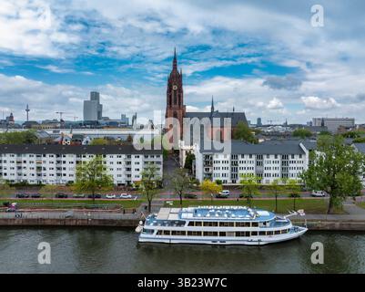 Vue aérienne de la cathédrale de Francfort et des toits de la ville avec vue sur le fleuve Banque D'Images