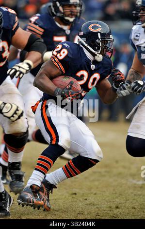 Chicago Bears Running Back #29 Chester Taylor court le ballon lors du match éliminatoire NFC au Solider Field à Chicago, Illinois, le 16 janvier 2011...score final - Bears 35, Seahawks 24.(crédit image : © Steve Kajihiro/Cal Sport Media/ZUMAPRESS.com) Banque D'Images