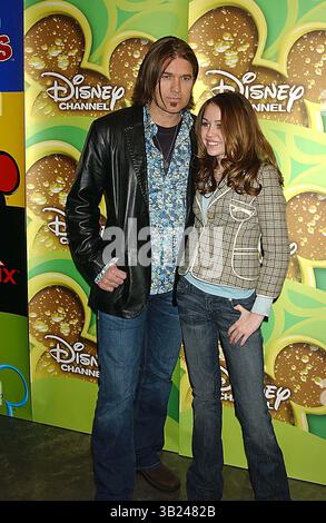 9 février 2006 - New York, New York, États-Unis - I10466KBA.DISNEY CHANNEL STARS SALUENT LA PRESSE SPLASHLIGHT STUDIOS NEW YORK New York 02-09-2006. - - 2006 . BILLY RAY CYRUS..MILEY CYRUS(crédit image : © Ken Babolocsay/Globe photos/ZUMAPRESS.com) Banque D'Images