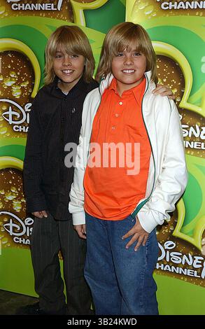 9 février 2006 - New York, New York, États-Unis - I10466KBA.DISNEY CHANNEL STARS SALUENT LA PRESSE SPLASHLIGHT STUDIOS NEW YORK New York 02-09-2006. - - 2006 . DYLAN SPROUSE. COLE SPROUSE(crédit image : © Ken Babolocsay/Globe photos/ZUMAPRESS.com) Banque D'Images