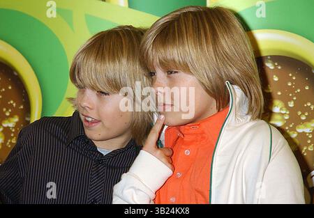 9 février 2006 - New York, New York, États-Unis - I10466KBA.DISNEY CHANNEL STARS SALUENT LA PRESSE SPLASHLIGHT STUDIOS NEW YORK New York 02-09-2006. - - 2006 . DYLAN SPROUSE. COLE SPROUSE(crédit image : © Ken Babolocsay/Globe photos/ZUMAPRESS.com) Banque D'Images