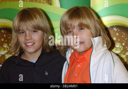 9 février 2006 - New York, New York, États-Unis - I10466KBA.DISNEY CHANNEL STARS SALUENT LA PRESSE SPLASHLIGHT STUDIOS NEW YORK New York 02-09-2006. - - 2006 . DYLAN SPROUSE. COLE SPROUSE(crédit image : © Ken Babolocsay/Globe photos/ZUMAPRESS.com) Banque D'Images