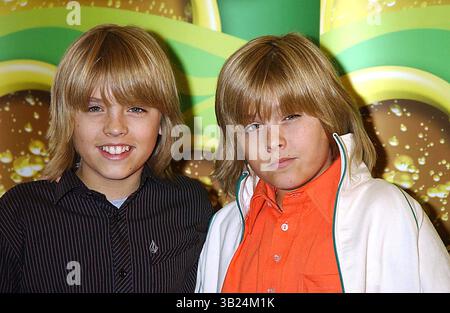 9 février 2006 - New York, New York, États-Unis - I10466KBA.DISNEY CHANNEL STARS SALUENT LA PRESSE SPLASHLIGHT STUDIOS NEW YORK New York 02-09-2006. - - 2006 . DYLAN SPROUSE. COLE SPROUSE(crédit image : © Ken Babolocsay/Globe photos/ZUMAPRESS.com) Banque D'Images