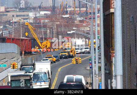 10 avril 2008 - New York, New York, États-Unis - I13176KBA.TRAIN DÉRAILLÉ. MASPETH, QUEENS, NEW YORK New York 04-10-2008. - - 2008.(crédit image : © Ken Babolocsay/Globe photos/ZUMAPRESS.com) Banque D'Images